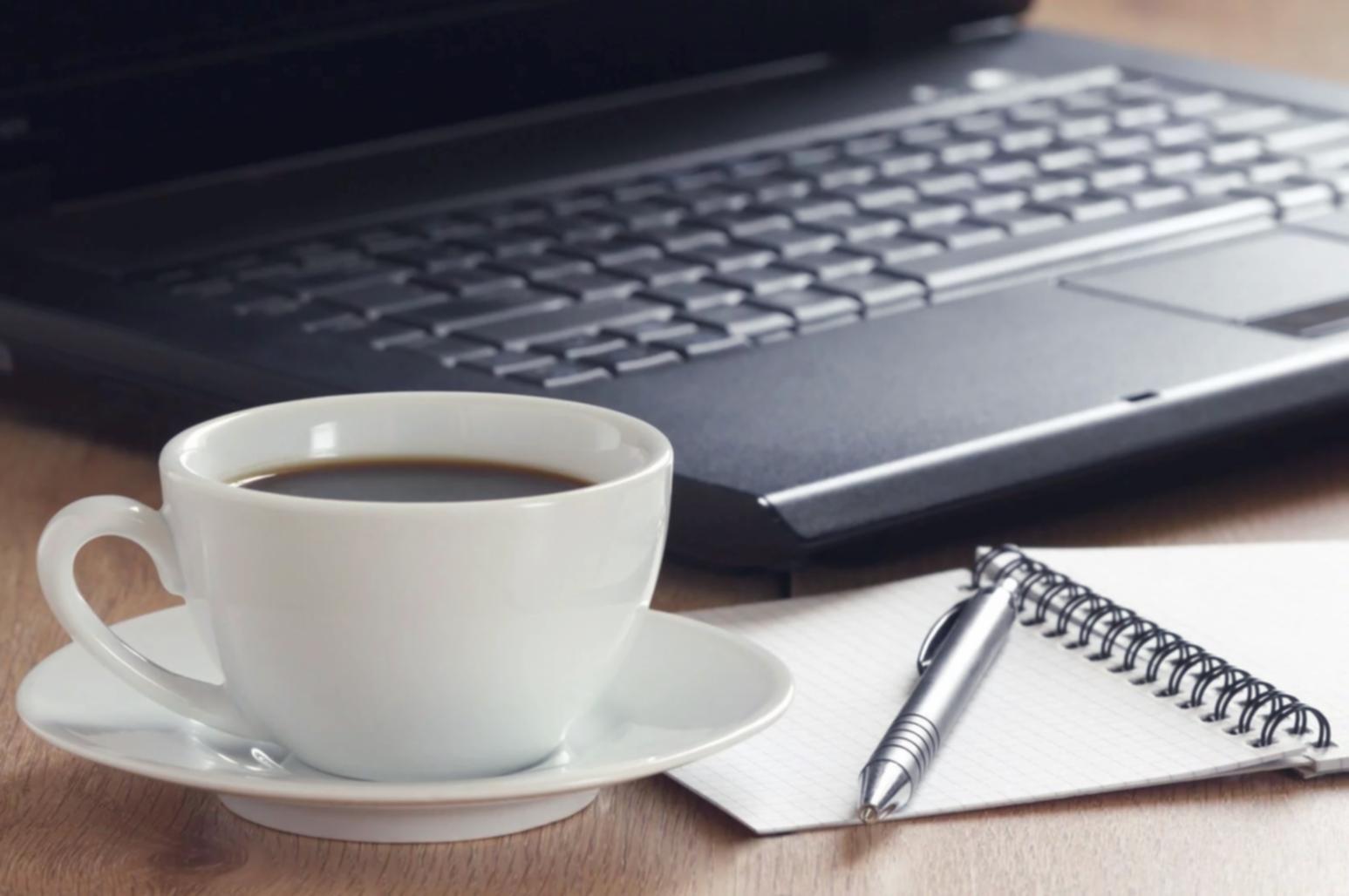 Партнери практикують асани йоги з підтримкою та балансом